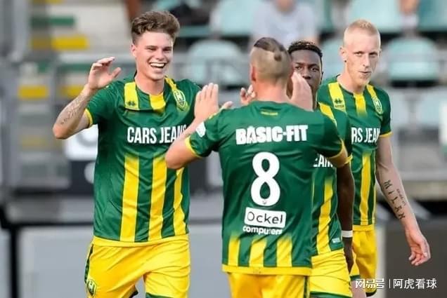 地配合着 地配合着